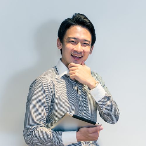 メーカー営業からITソリューション営業へ転身した佐藤健介さんのポートレート