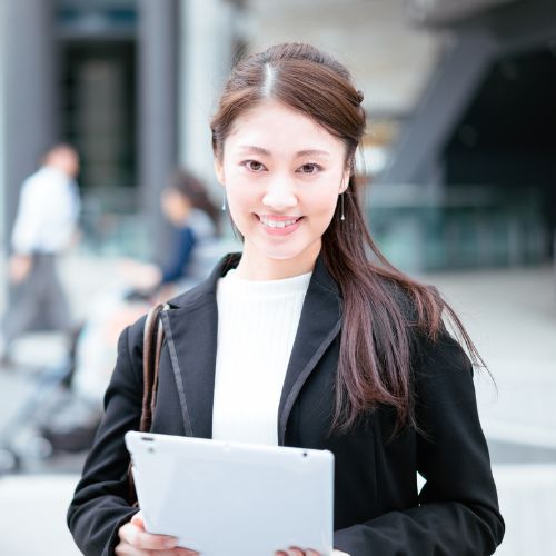 接客・販売からWEBディレクターへ転身した中村美咲さんのポートレート