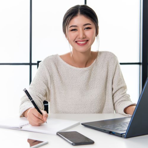 広告代理店アシスタントからプロダクトデザイナーへ転身した鈴木真央さんのポートレート