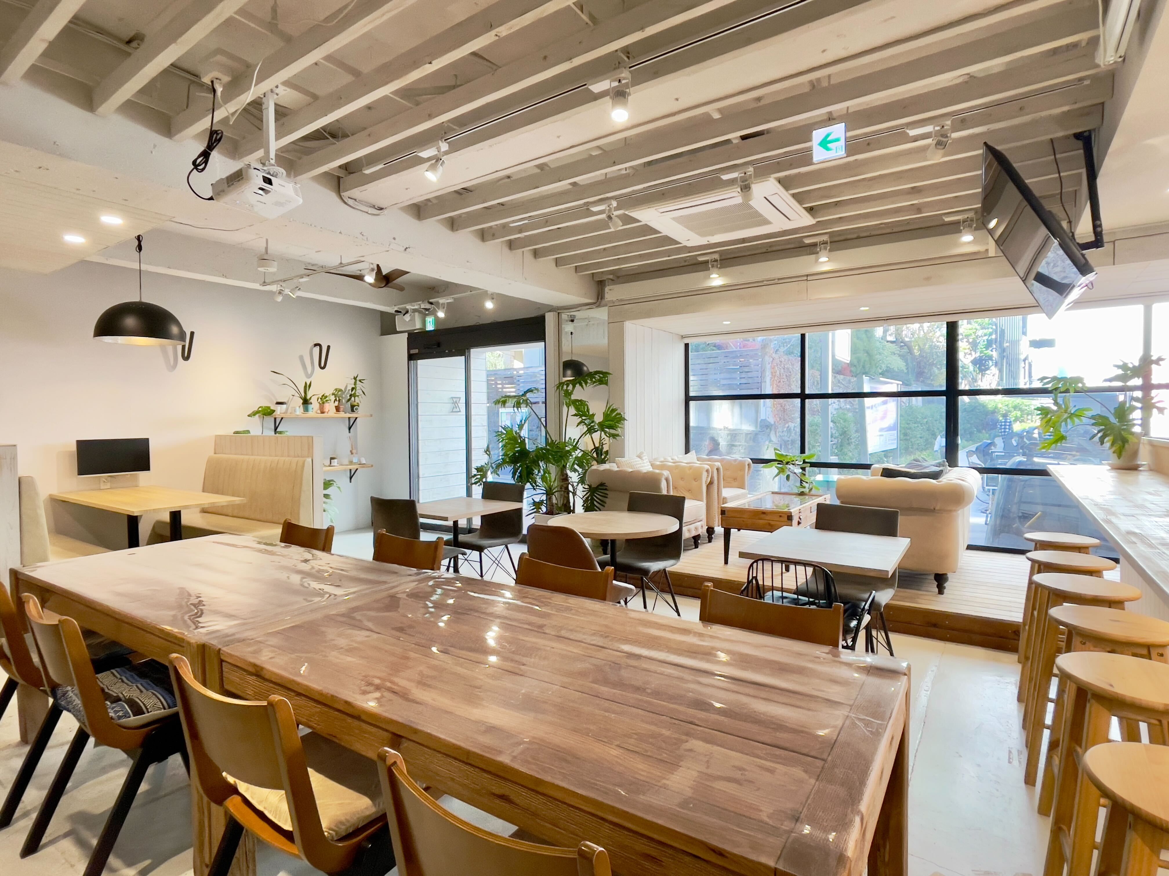 原宿校の内装。白とオークを基調とした静謐な空間