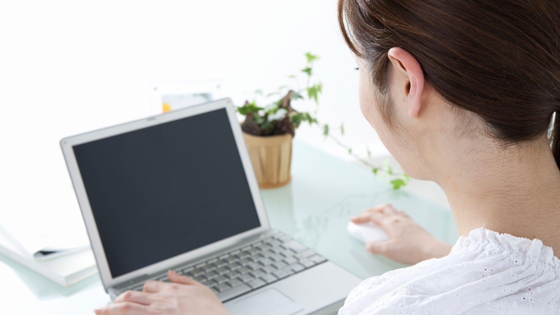 オンライン校のイメージ。ノートPCで全国・海外から受講可能